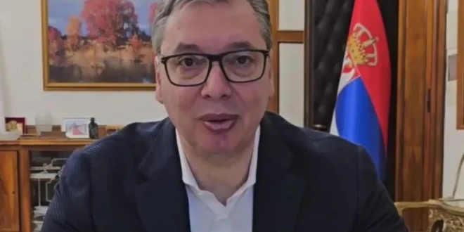 Kad misliš da ne može bizarnije: Vučić jede sardine bez luka i šalje poruku "narodu"