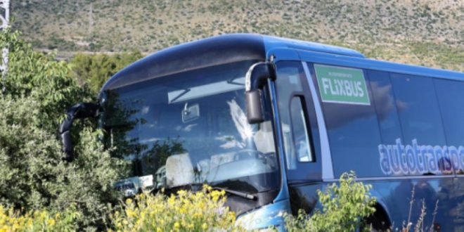 AUTOBUS PUN VOJNIKA SLETIO S CESTE: Vozač automobila pod drogom izazvao sudar kod Šibenika