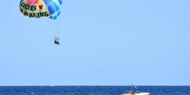 Tragedija u Budvi: Djevojka pala s visine tokom parasailinga i poginula na licu mjesta