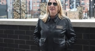 Željka Cvijanović u "Top Gun" stilu: Američki kongresmen poklonio joj pilotsku jaknu u Daytonu (FOTO)