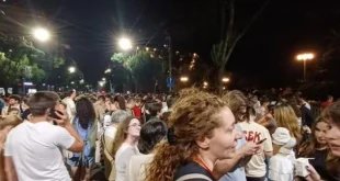 Masovno okupljanje u Beogradu nakon izbora: Stotine Vučićevih pristalica u maskama izazivale građane