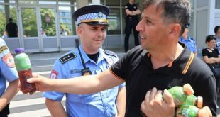 (VIDEO, FOTO) Gest koji je dirnuo sve: Vukanović dijelio sokove policajcima na suncu, masa skandirala “Vukana za ministra!”