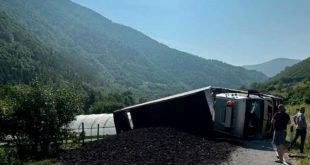 Saobraćajna nesreća kod Donjeg Vakufa: Prevrnuo se kamion s ugljem, obustavljen saobraćaj