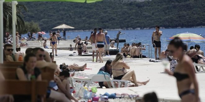 Skupo ljeto u Neumu: Dva soka gotovo 15 KM, građani ogorčeni zbog cijena