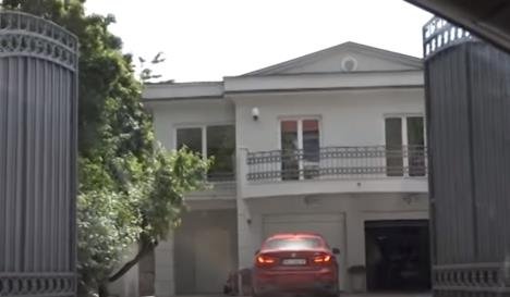 OVO SU NAJLUKSUZNIJE VILE ESTRADNJAKA Uložili basnoslovne cifre u svoje nekretnine, a dom ove pevačice ima čak 235 prozora... (FOTO)