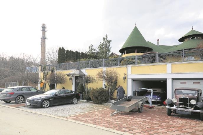 OVO SU NAJLUKSUZNIJE VILE ESTRADNJAKA Uložili basnoslovne cifre u svoje nekretnine, a dom ove pevačice ima čak 235 prozora... (FOTO)