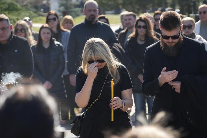 ĆERKU SAŠE POPOVIĆA NA GROBU SAČEKAO OVAJ ČOVEK! Uručio joj kovertu, Aleksandra se slomila kad je otvorila: Evo šta je bilo u njoj