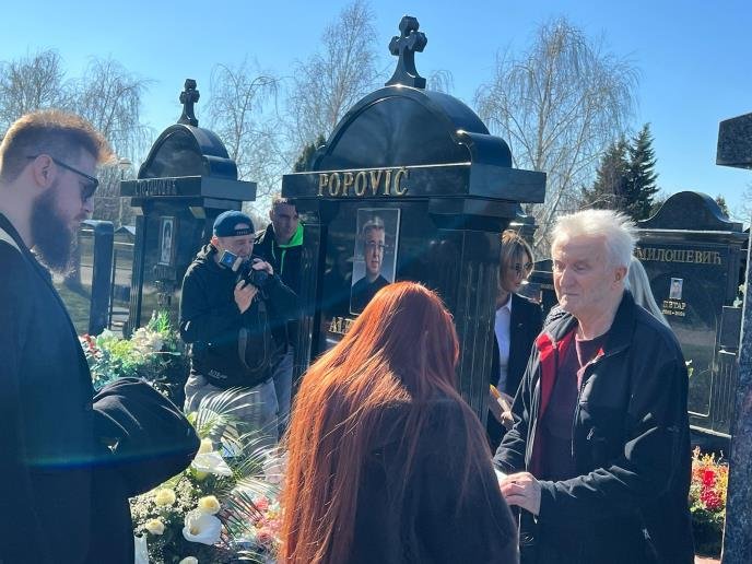 ĆERKU SAŠE POPOVIĆA NA GROBU SAČEKAO OVAJ ČOVEK! Uručio joj kovertu, Aleksandra se slomila kad je otvorila: Evo šta je bilo u njoj